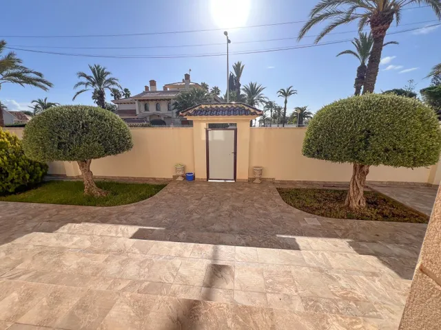 Villa 11 habitaciones 572m² en venta - Cabo Roig — 46