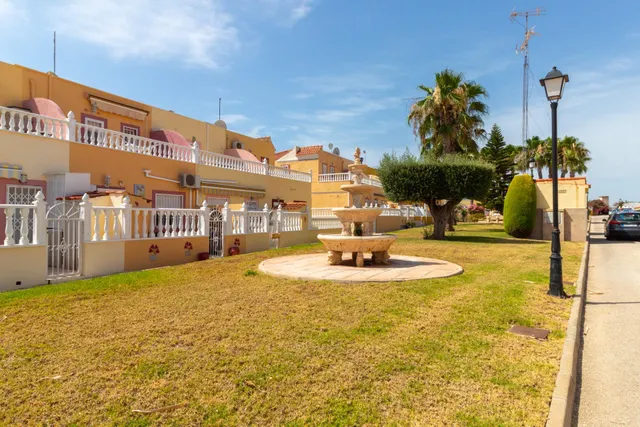 Adosado en esquina en Cabo Roig — 38