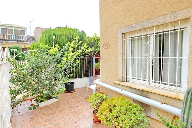 Espectacular bungalow en esquina con gran solárium, jardín privado y piscina en Guardamar del Segura — 44