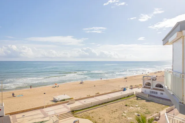 LUMINOSO APARTAMENTO CON VISTAS AL MAR A LA PLAYA DE DAIMÚS. — 25