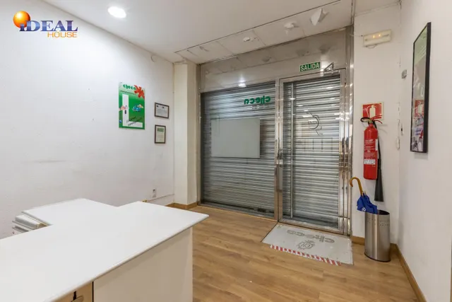 LOCAL COMERCIAL EN CALLE ÁNGEL GANIVET – UBICACIÓN PRIVILEGIADA — 12