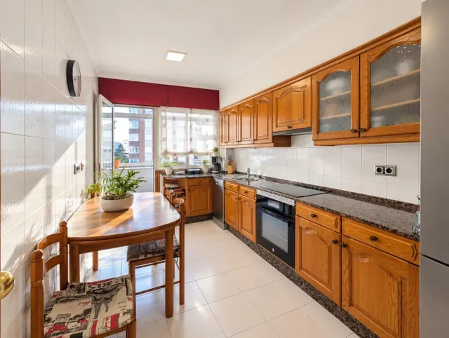 Piso de 4 habitaciones con garaje y 2 trasteros, Vigo. Ref P - foto 2