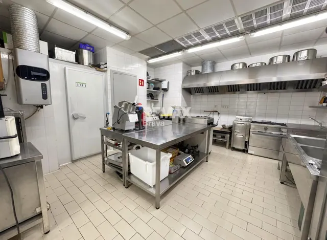 Oportunidad Única: Local comercial. Rostisseria equipada en Venta en Flaçà, Girona. A un paso de la Estación de Tren. — 24