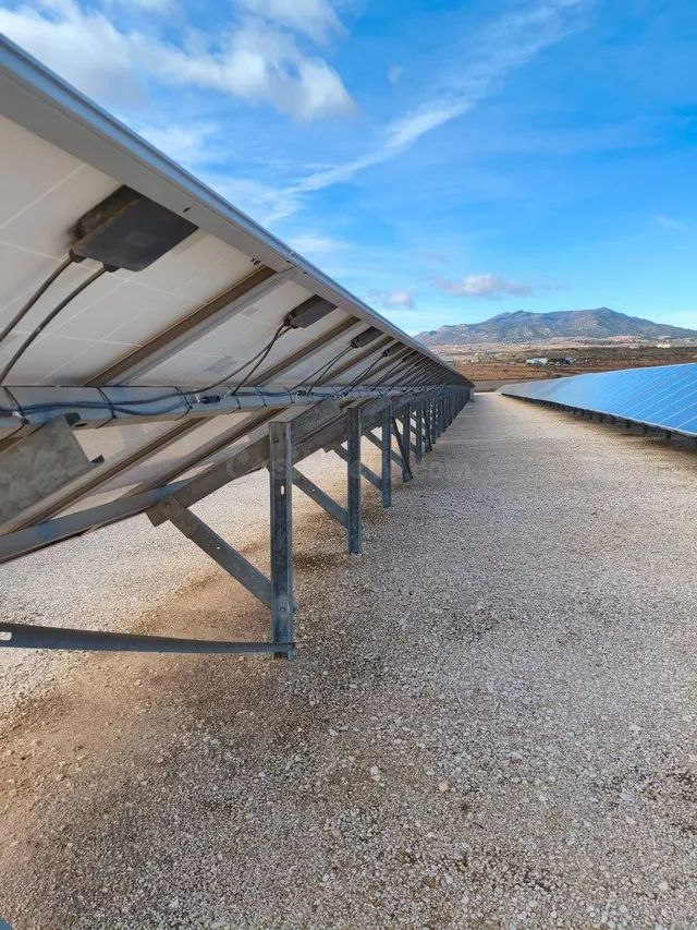 Doble Oportunidad: Finca con permisos para 2 MW Solares Foto