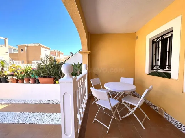 Bungalow en Planta Baja con Amplia Terraza y Parking Privado