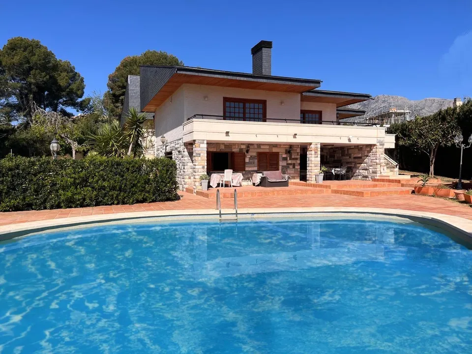 Chalet independiente, Piscina, gran garaje, aire acondicionado, gran parcela