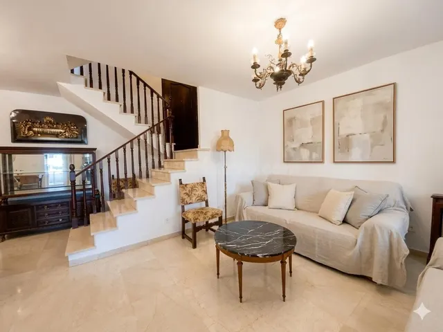 Casa adosada de 5 habitaciones, jardín y zona comunitaria co - foto 5