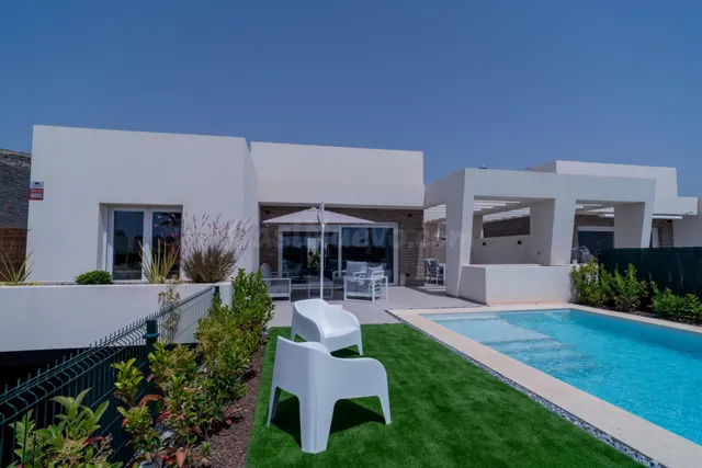 EXCLUSIVA VILLA DE DISEÑO MODERNO DE 3 DORMITORIOS CON PISCI - foto 2