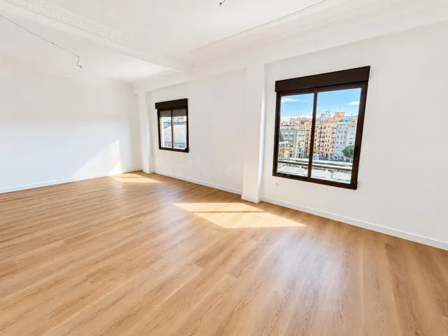 Piso de 4 habitaciones y reforma integral en pleno centro de Valencia — 4