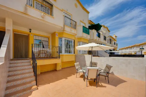 BUNGALOW CON 2 JARDINES, GARAJE Y PISCINA COMUNITARIA EN TORREVIEJA, LOS BALCONES