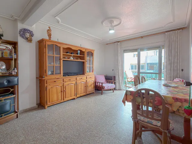 Oportunidad! Amplio apartamento con 4 dormitorios + 2 Baños y Terraza con vistas laterales al mar (160 mts playa) — 6