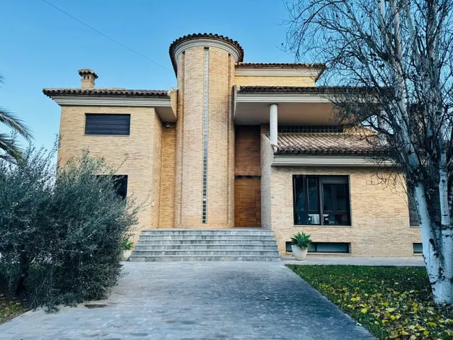 Chalet con 5 dormitorios con piscina y garaje en Casillas, M