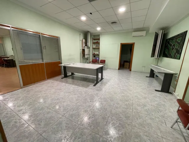 LOCAL DE 240 M2 ACONDICIONADO COMO OFICINA — 12