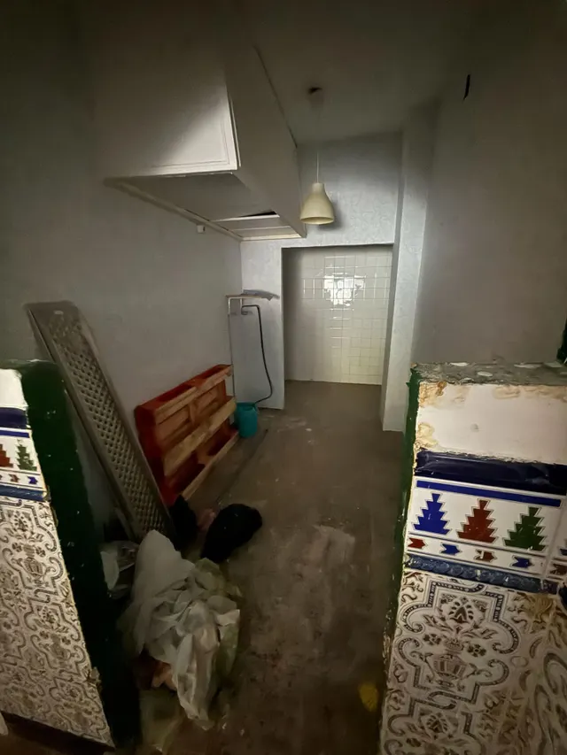 se vende local  con  cambio de uso a vivienda en Malaga a tan solo 400 metros de la zona universitario el Ejido — 6