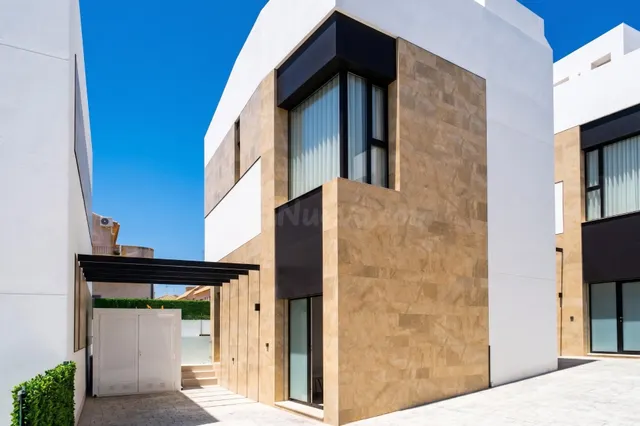 Chalet independiente de diseño moderno con piscina privada y