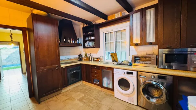 Chalet independiente con piscina, jardín y aparcamiento privado — 11