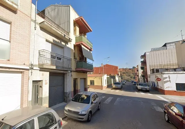 SE VENDE CASA ADOSADA OKUPADA + GARAJE en Calle Amilcar Barc - foto 3