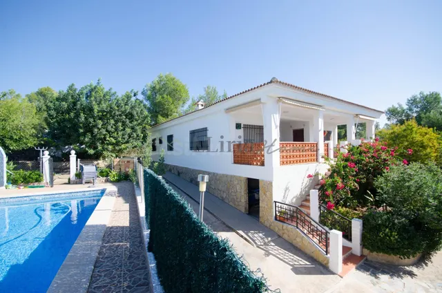 Ref. 04407.- Chalet con dos viviendas independientes, piscin - foto 2