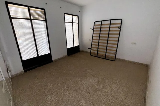 # **Casa de Pueblo Tradicional de 4 Dormitorios con Potencial para Ampliar la Terraza – ¡Solo 35.000 €!** — 15