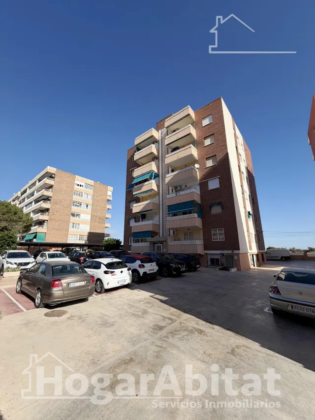 Disfruta del sol y la brisa del mar en este piso reformado con piscina, terraza y parking junto a la playa — 28