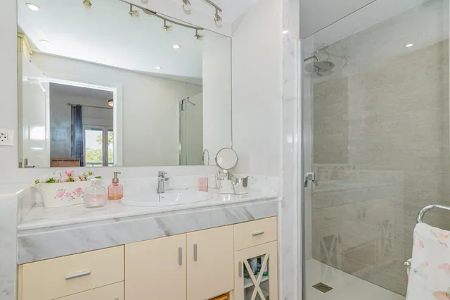 ¡Tu oasis junto a mar! Precioso piso de 2 dormitorios con terraza, piscina y garaje en Playa Poniente, Motril. — 25