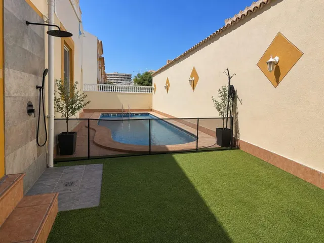 Casa de 3 plantas a solo 200 metros de la playa con vistas al mar — 28