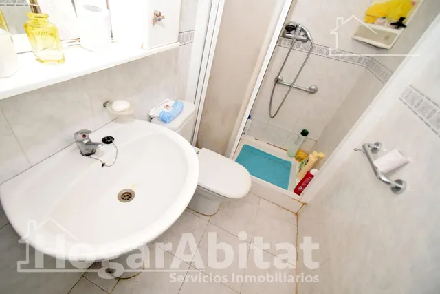 ¡OPORTUNIDAD ÚNICA! AMPLIA CASA PARA REFORMAR CON PATIO Y TRASTERO — 26