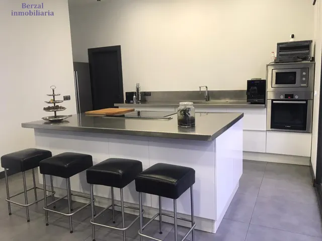 Vivienda SINGULAR en el centro de Logroño.Planta baja, más dos. Terraza de sesenta metros y jardin con pozo. — 5