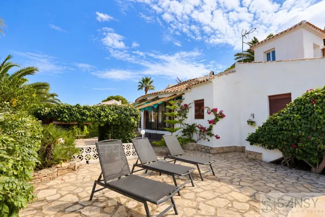 Chalet con piscina en venta en Jávea/Xàbia - 4 dormitorios y vistas al Montgó — 4