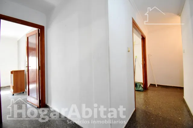¡Perfecto para invertir! Amplio, luminoso y económico con garaje y balcón — 38