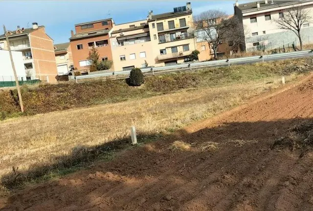 SE VENDEN 2 suelos urbanizables OKUPADOS en C Sud3-Canal Ind