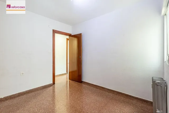 Piso con plaza de garaje cerrada junto a La Inmaculada, frente al río Genil. — 22
