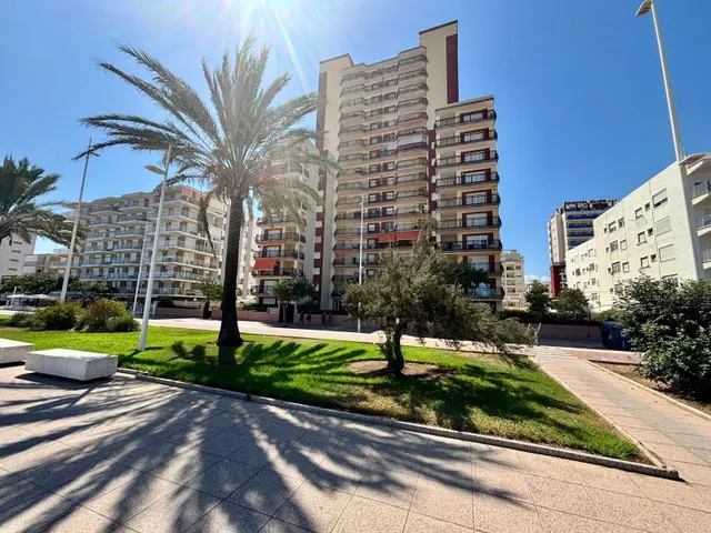 Apartamento en primera línea de playa de Gandia en residencial con piscina comunitaria, garaje y trastero. — 4