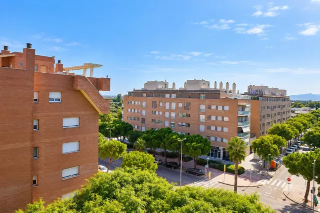 Dúplex reformado con terraza, parking y piscina comunitaria — 30