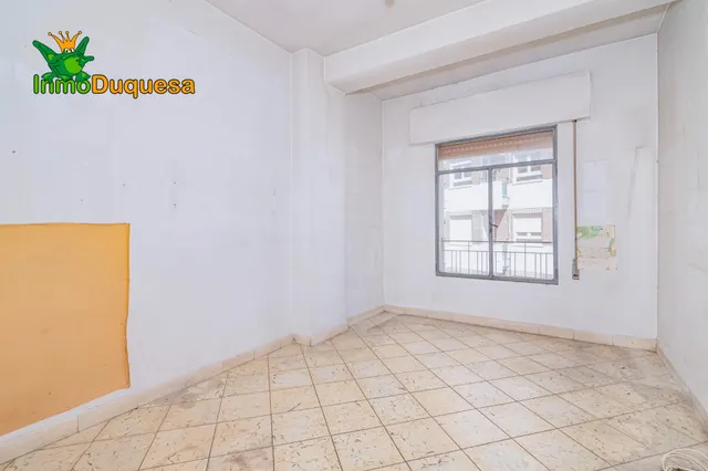 Piso de 4 Dorm. en Camino de Ronda. Para REFORMAR. — 20