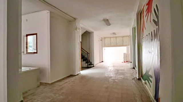 ¡Descubre tu nuevo espacio de trabajo en el corazón de la ciudad! Presentamos un local de dos planta — 18