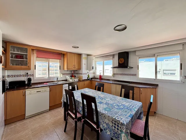 Apartamento en primera línea de playa de Gandia en residencial con piscina comunitaria, garaje y trastero. — 22