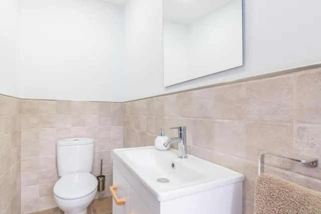 ¡Descubre el hogar de tus sueños en este espectacular chalet independiente! — 38