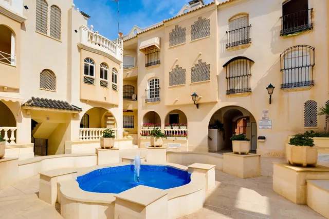 Apartamento de tres dormitorios y dos baños en residencial Duquesa Beach, primera línea de la playa de los locos — 35
