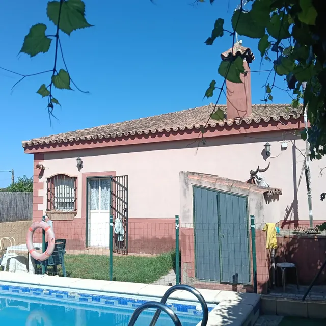 🏡 Chalet en venta con piscina y parcela independiente. Muy c