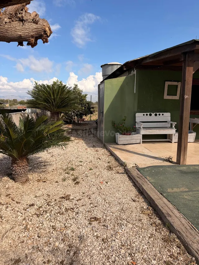 CASA DE MADERA SOBRE PARCELA DE 360 M2 CON ARBOLES FRUTALES  - foto 2