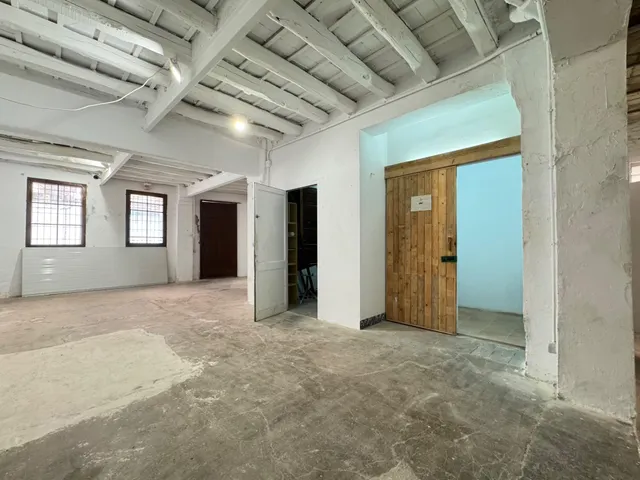 Nave en zona urbana con 264 m2 y con jardín de 114 m2 orientado al sur, garaje y gran potencial como estudio profesional. — 6