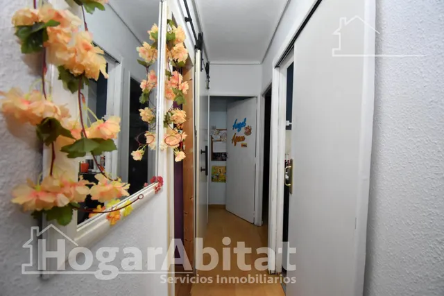Disfruta de la luz natural y el encanto de vivir a un paso del centro en este acogedor piso con balcón — 22