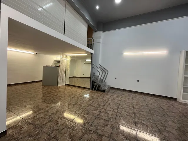 LOCAL COMERCIAL CON ALTILLO SITUADO EN ZONA  DR. PUJADES — 17