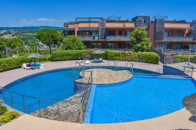 Exclusivo piso con amplio jardín privado a solo 100 metros d