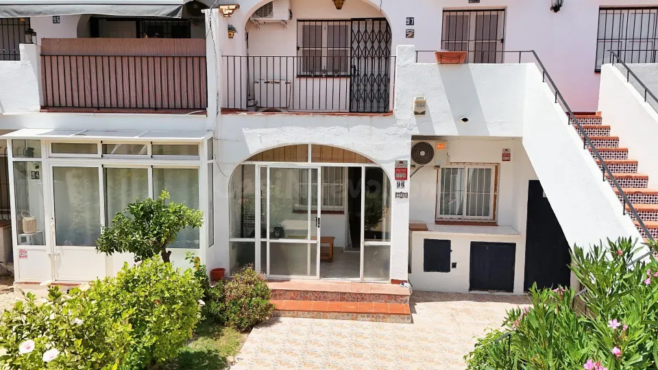 Bungalow en planta baja con licencia turística, piscina y garaje – ¡ideal para inversión!