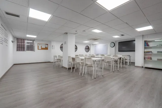 Venta de amplio y funcional local en zona inmejorable (avda. madrid) - Granada — 28