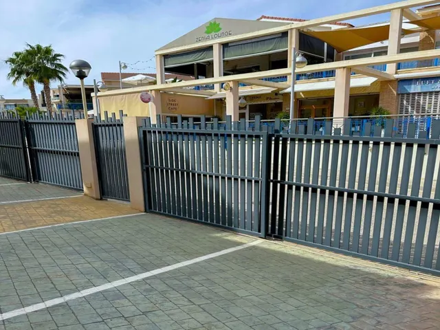Planta baja moderna (aprox. 63 m2) con 2 dormitorios, 2 baños y amplia terraza/jardín. Gran zona de piscina, cerca del La Zenia Boulevard, ¡y a 15 minutos a pie de la Playa de La Zenia! — 31