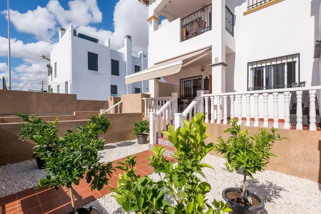 Apartamento de 2 dormitorios en Punta Prima - foto 2