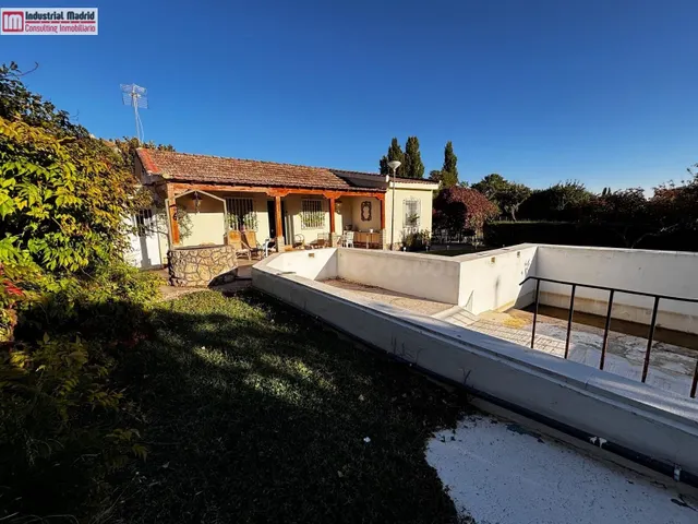 Chalet rústico independiente con piscina privada y gran parc - foto 3